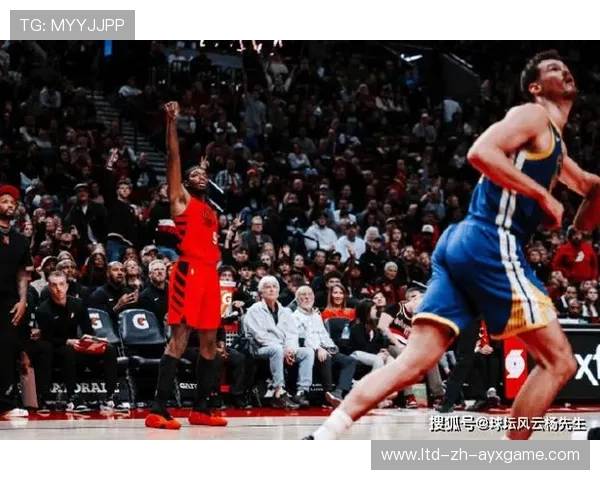 格兰特弧顶三分命中，开拓者主场一片欢呼